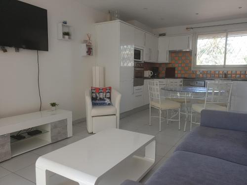 un salon avec un canapé et une table dans l'établissement LES ALGUES T2, à Cannes