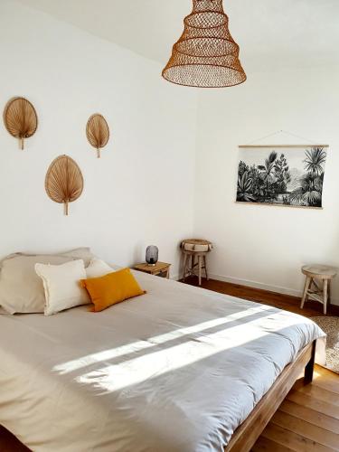 une chambre avec un grand lit dans une pièce dans l'établissement Appartement au cœur de Sartene, à Sartène