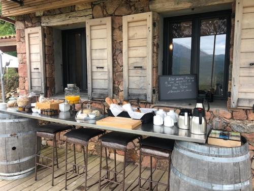 - une table avec du pain et des boissons au-dessus d'un bâtiment dans l'établissement Casa Santa Lucia, à Bocognano