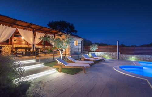 Kolam renang di atau dekat dengan Holiday home Magic view with private heated pool