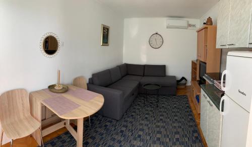 een woonkamer met een bank en een tafel bij Hope Apartments in Vodice
