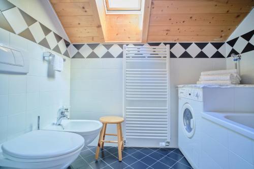 拉素迪索托的住宿－Supperior Appartement，浴室配有卫生间、盥洗盆和洗衣机。