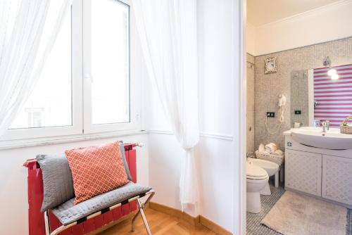 een badkamer met een wastafel, een toilet en een raam bij Suite 06 - NEW OPENING in Rome