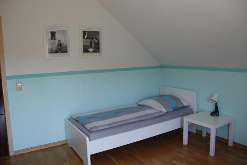 um quarto com uma cama e uma mesa em Ferienwohnug Zur alten Eiche em Bad Endbach