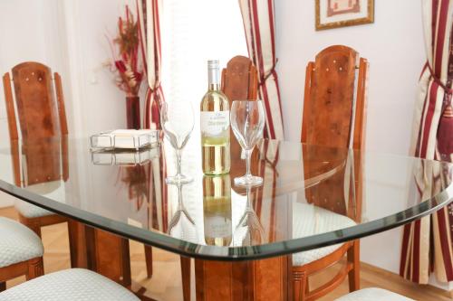 - une table en verre avec une bouteille de vin dans l'établissement Apartments Opera, à Vienne