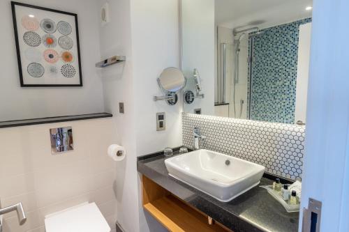 A bathroom at Holiday Inn - Leicester - Wigston, an IHG Hotel 