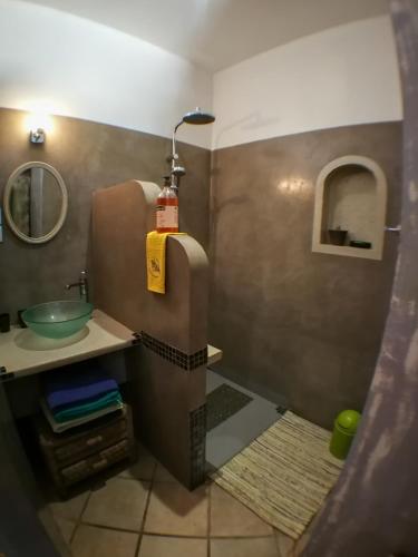 une salle de bain avec un lavabo et un miroir dans l'établissement La mare aux canards, à Cordieux