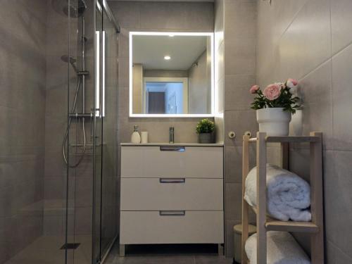 La salle de bains est pourvue d'un lavabo et d'une douche avec un miroir. dans l'établissement Bahia Deluxe, à La Herradura