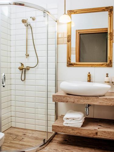 a bathroom with a sink and a shower at Kaszubskie Zacisze in Władysławowo