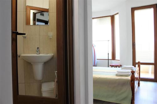 ソゾポルにあるRadik Guest Roomsのバスルーム(シンク付)、ベッド1台が備わります。