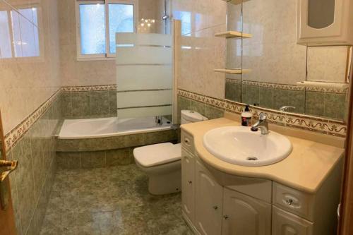 ein Badezimmer mit Waschbecken, Toilette und Badewanne in der Unterkunft CASA QUINTEIROS in O Grove