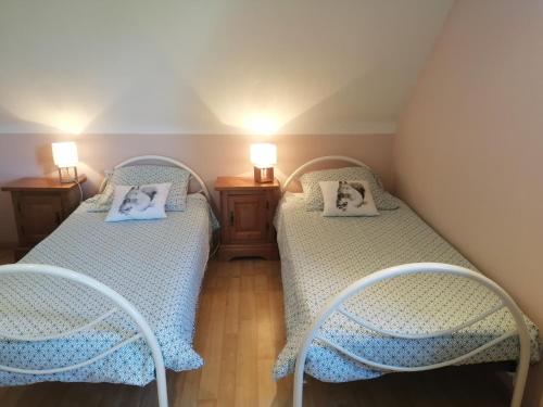 2 łóżka pojedyncze w pokoju z 2 lampami w obiekcie Happy Together w mieście Francorchamps