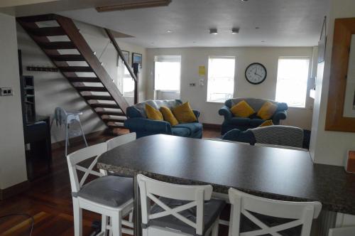 ein Wohnzimmer mit einem Tisch und Stühlen in der Unterkunft Bay View in Killough