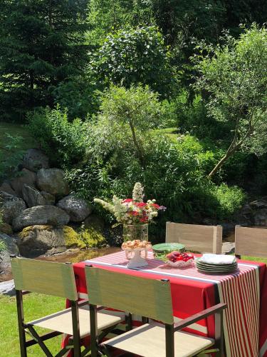 une table avec une nappe rouge et blanche dessus dans l'établissement Chalet Chatel, avec services, Collection Chalets des Fermes - Megève, à Megève