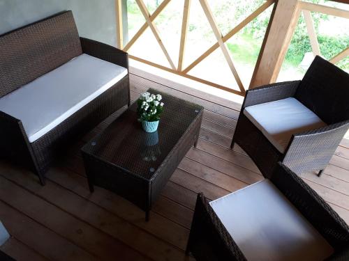 salon z krzesłami, stołem i oknem w obiekcie Apartament w Milówce w Milówce