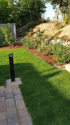 a black pole in the middle of a lawn at Ferienwohnung Ela 1 in Andernach