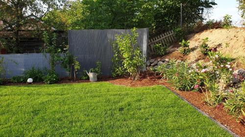 a yard with green grass and a fence at Ferienwohnung Ela 1 in Andernach