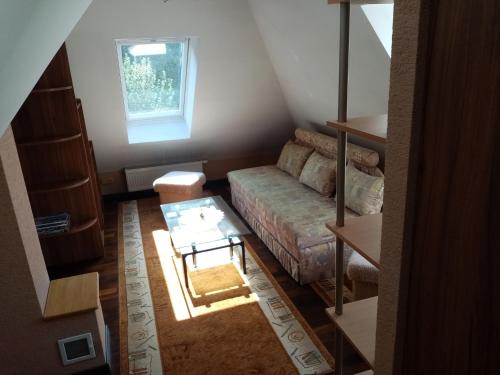 een woonkamer met een bank en een tafel bij Apartmán Starý Mlyn in Kremnica