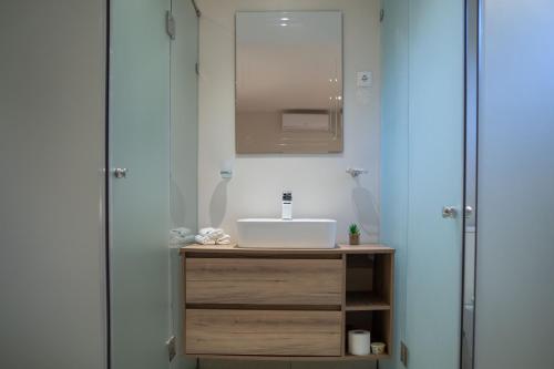 a bathroom with a sink and a mirror at Triunfo Guest House in Maputo