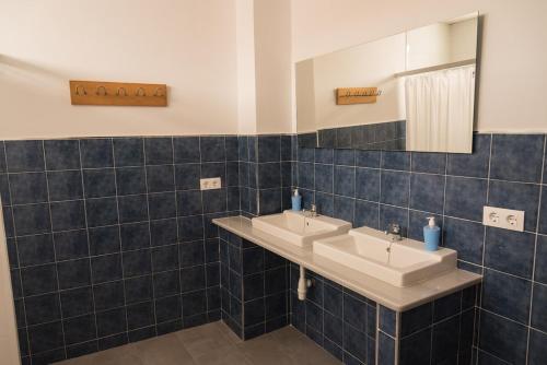 Un baño con dos lavabos y un espejo. en Olvera B&B Hostel en Olvera, en Olvera