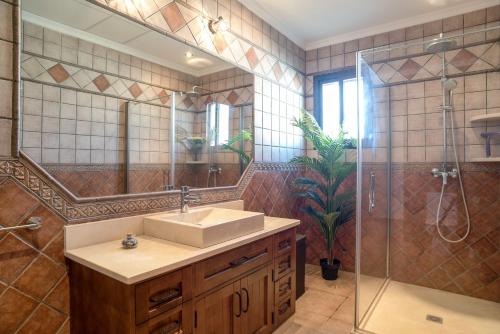 Ένα μπάνιο στο Chalet Acebuche