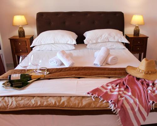 コロニにあるSofia Apartmentsのベッド(タオル、帽子付)