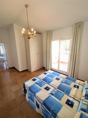 a bedroom with a large bed with a large window at Trill Las Brisas 2-4 pers in L'Estartit