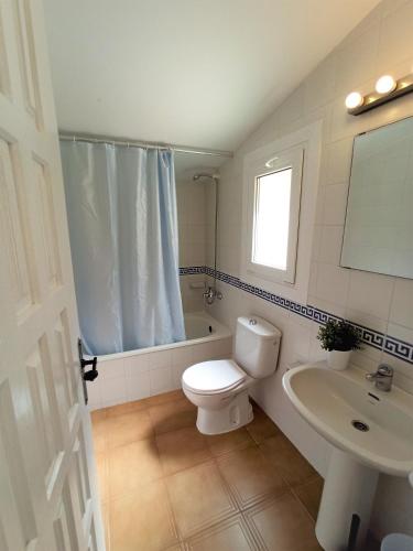 a bathroom with a toilet and a sink at Trill Las Brisas 2-4 pers in L'Estartit