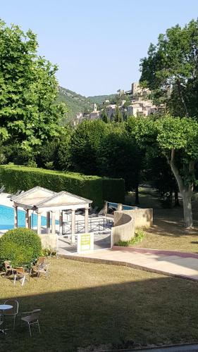 - un parc avec un pavillon, une table et des chaises dans l'établissement Appartement Bellevue du Ventoux, à Montbrun-les-Bains