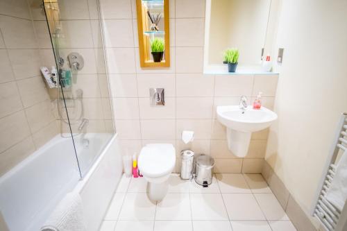 Vannituba majutusasutuses Stylish City 2 Bed, 2 Bath, FREE PARKING & WiFi