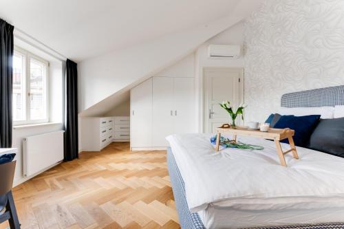 Postel nebo postele na pokoji v ubytování Anděl design duplex, AC, garage