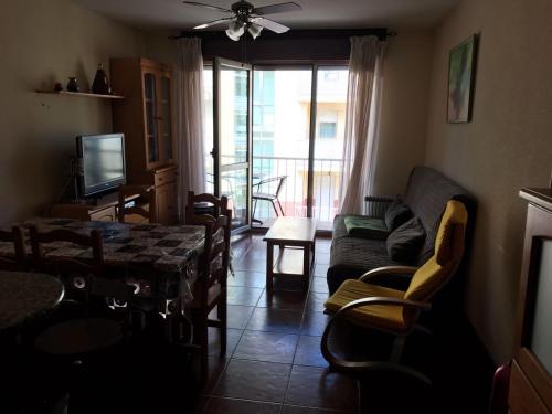 salon z kanapą i stołem w obiekcie PLAYA DE SAN VICENTE DE LA BARQUERA w mieście San Vicente de la Barquera