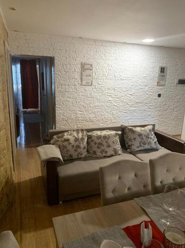 salon z kanapą i ścianą w obiekcie Bella Casa Apartments w Fogaraszu
