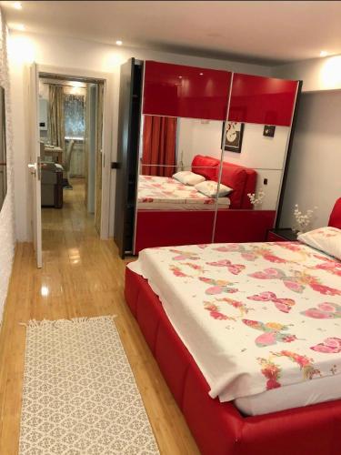 Un pat sau paturi într-o cameră la Bella Casa Apartments