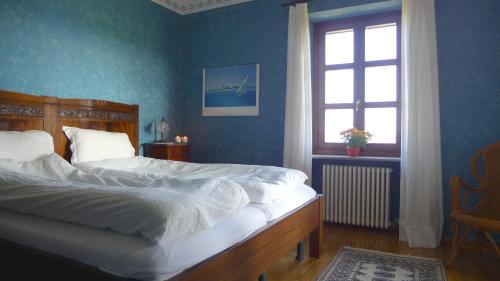 1 dormitorio con cama y ventana en Agriturismo Cascina del Rosone, en Agliano Terme