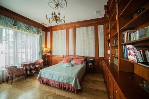 um quarto com uma cama e uma estante de livros em Zamek Dubiecko em Dubiecko