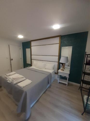 1 dormitorio con 1 cama grande y toallas. en APTORRE, en Torre de Moncorvo