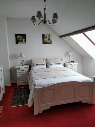 une chambre avec un grand lit et deux tables de nuit dans l'établissement Résidence Peyresourde, à Luchon