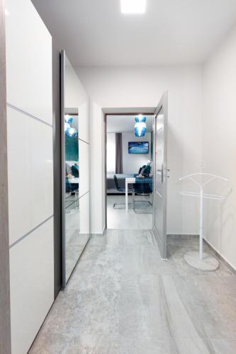 a hallway with a door leading into a room at Trend Apartmanház -Vizslás in Vizslás