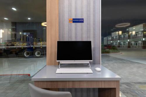 Days Inn & Suites by Wyndham Downtown/University of Houston Image