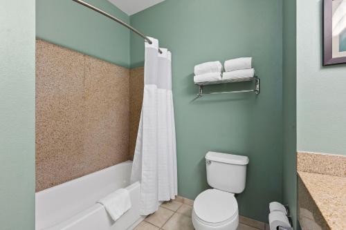 a bathroom with a toilet and a tub and a shower at Extended Stay America Premier Suites - Lakeland - I-4 in Lakeland