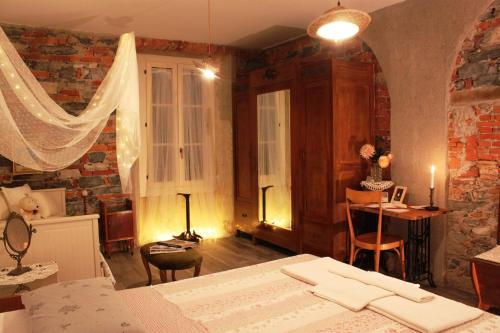 um quarto com uma cama e uma mesa num quarto em Le Dame Della Cortesella B&B em Como