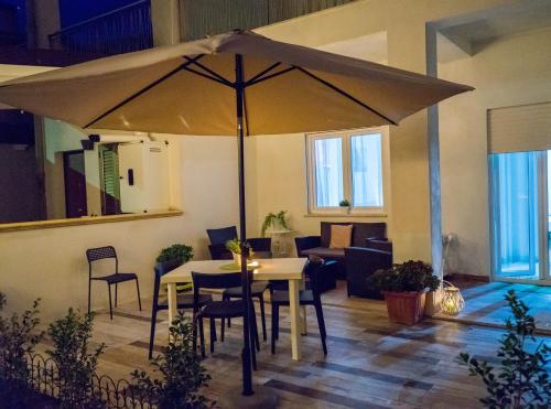 a large umbrella in a room with a table and chairs at Vintage Home in Catanzaro Lido