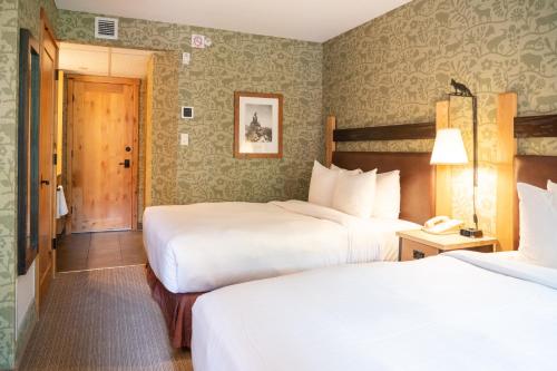Una cama o camas en una habitación de Fox Hotel and Suites