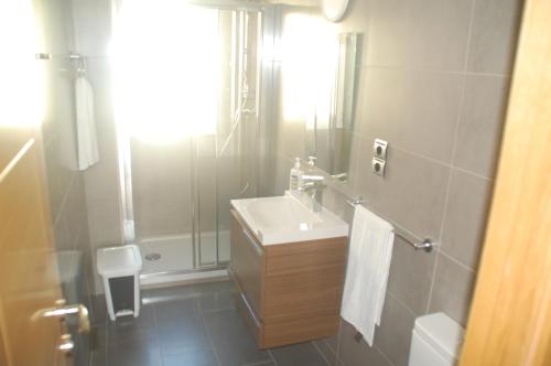y baño con lavabo, aseo y espejo. en Apartament Formentor - Salou, en Salou