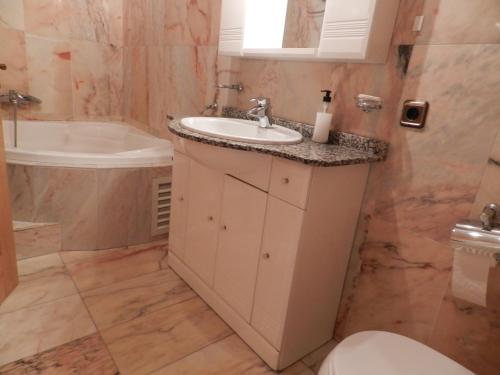 een badkamer met een wastafel, een toilet en een bad bij Vallnord La Massana in La Massana