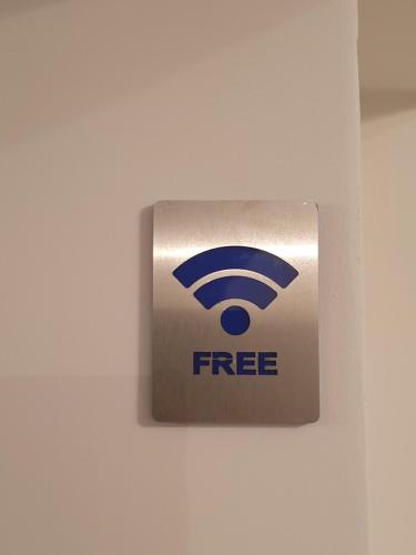 signo libre de aazon en una pared blanca en City Center Athenes rooms, en Atenas