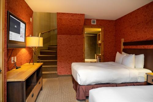 Una cama o camas en una habitación de Fox Hotel and Suites