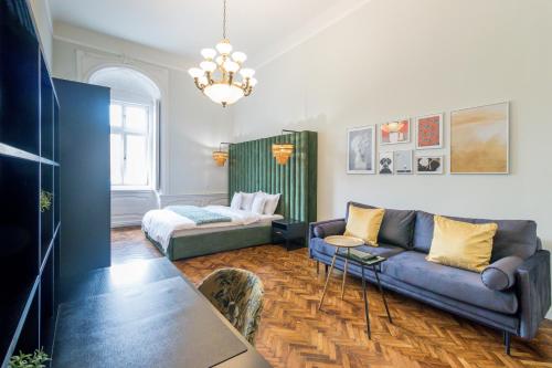 un soggiorno con divano e letto di Mid City Apartments a Cluj-Napoca