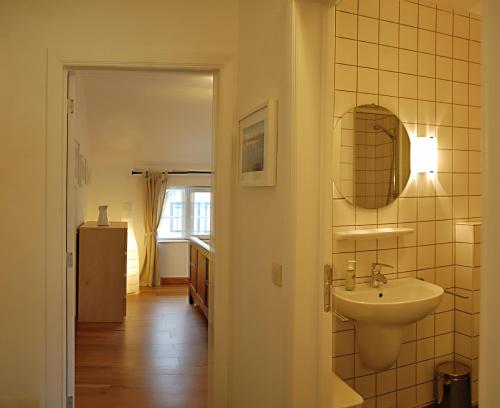 a bathroom with a sink and a mirror at Ruhiges, gemütliches Ferienhaus mit großem Garten in Waimes